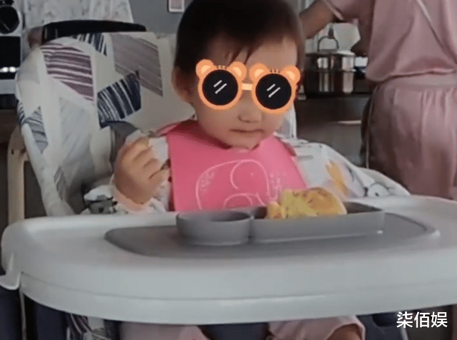 苗苗|郑恺老婆苗苗为女儿做辅食,一岁半小酸奶说话清楚自己吃饭,好乖