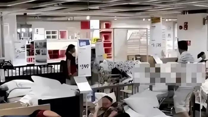 老人家具店蹭空调不走，老板无奈开制热30度，有的老人太不自觉了