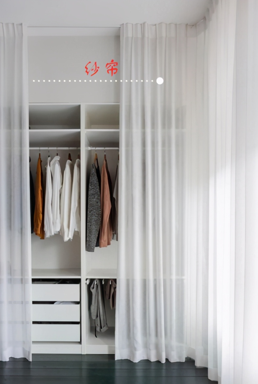 头一回见卧室不装衣柜，靠3样东西打造完美收纳空间，太聪明了