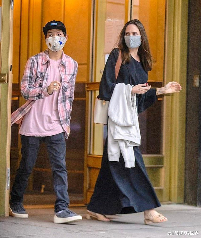 安吉丽娜·朱莉|安吉丽娜朱莉领养越南小男孩视如己出，18岁变身型男直接出道都OK