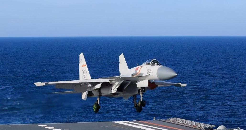 美舰非法闯入南沙岛礁，解放军不再警告，火速出动海空兵力驱离