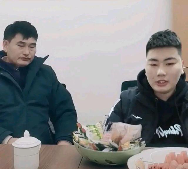 陈亚男|陈亚男要干什么?被爆回家看望大衣哥,素颜出镜捎带着残疾人