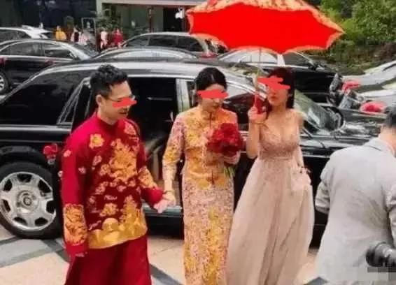 因伴娘太过美丽耀眼,惹新郎不淡定,网友: 要是我也会选择伴娘