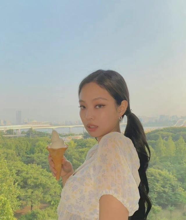 权志龙|权志龙Jennie同游,两人分别发照片,真情侣果然最好磕