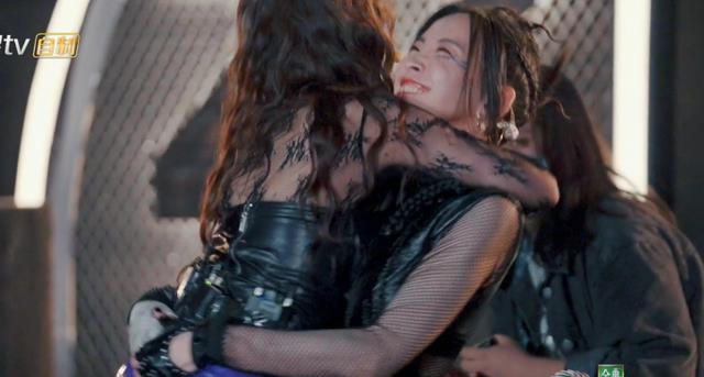 阿娇|《乘风破浪》于文文心满意足，抱着钟欣潼原地转圈，宁静捂嘴偷笑