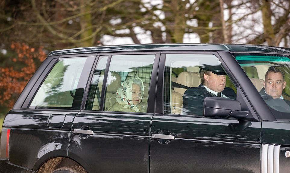 菲利普亲王 96岁女王乘车遛弯,看着消瘦了不少,戴花头巾涂大红唇人老心不老