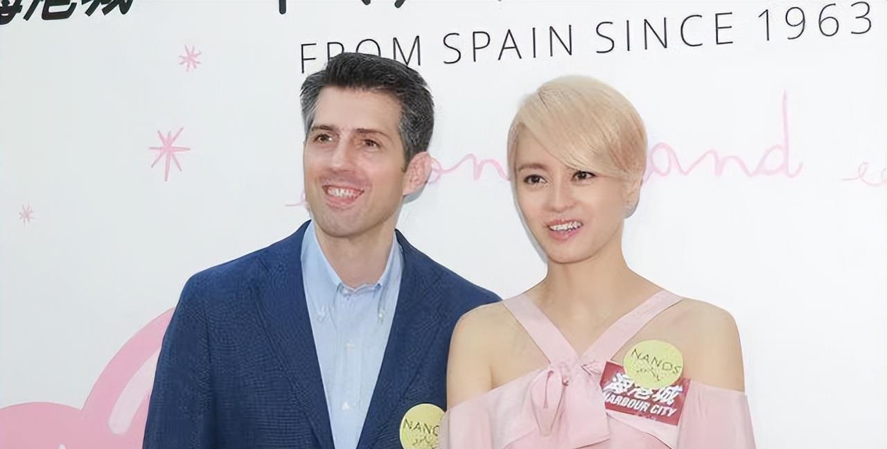 穿衣搭配 梁咏琪这外国老公挺帅！她一身粉嫩染金发扮嫩，精致像个混血儿