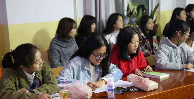 招聘|如今大学生都是“穷忙族”,努力工作的工资只能维持生活,太无奈