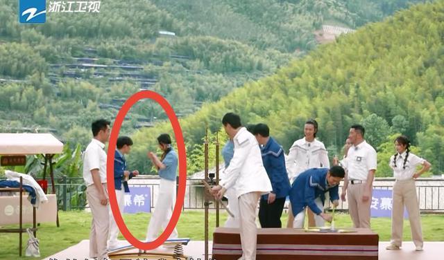 Angelababy|《奔跑吧》：angelababy意外受伤，手上绑了纱布，她真的很坚强