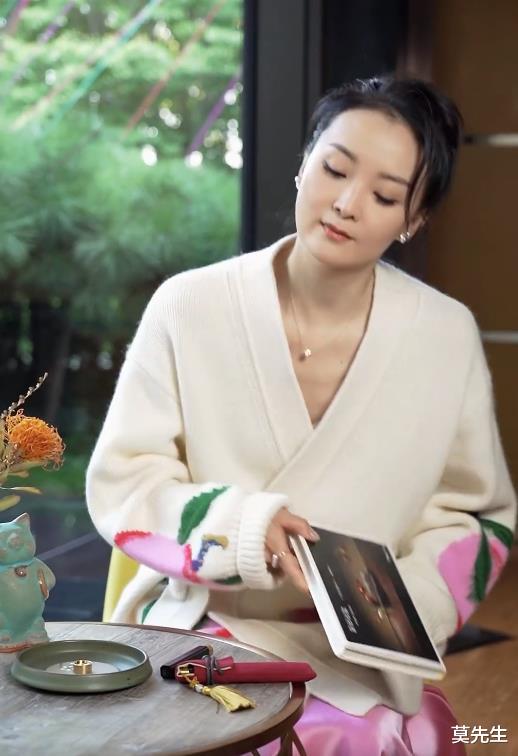 王艳|懒理11.2亿豪宅流拍,王艳戴昂贵项链打卡秋天,48岁面容依旧娇嫩