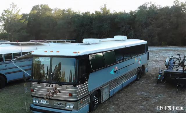 房车|一家四口低价买下废弃公交车，挤在26㎡面积中，一住就是4年