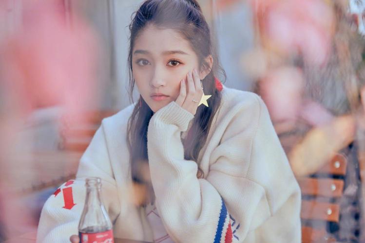 关晓彤|关晓彤及关联的奶茶公司被起诉，导致本来就不好的口碑，直线下跌