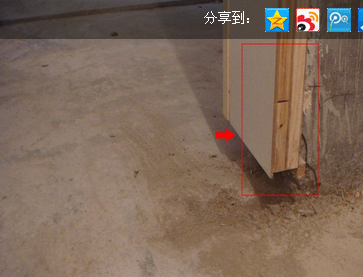 客餐厅地板下面都是水,专业人士找不到原因,被泥工一语道破!