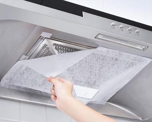 油烟机脏了别拆卸,学会2个小妙招,老油烟机也会像新的一样