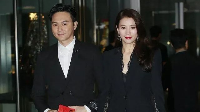 袁咏仪|袁咏仪、张智霖简装现身，两人均过半百，却如同年轻情侣一般！