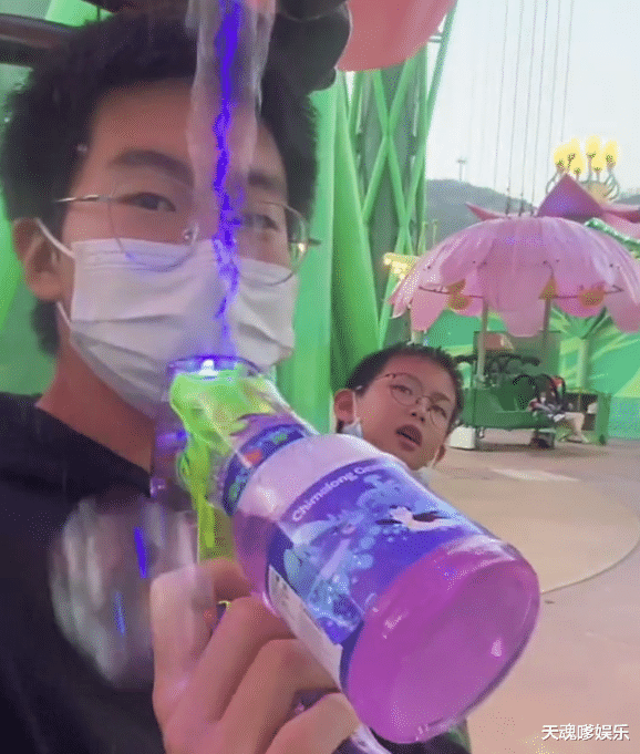 孙悦|孙悦晒家人逛乐园，孙辉崇拜哥哥成跟屁虫，孙卓成姐姐“守护神”