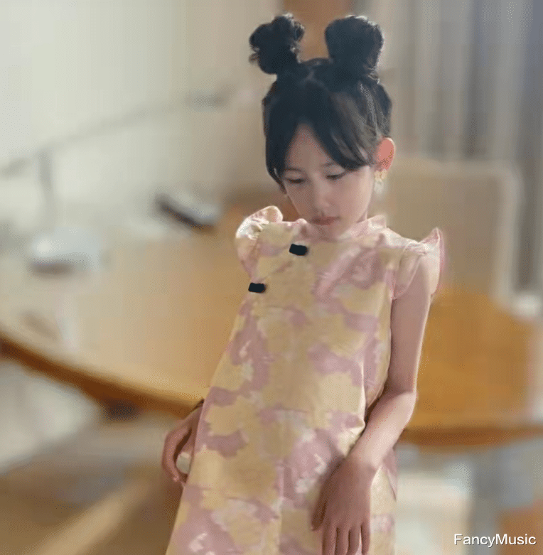 孙莉|孙莉分享二女儿近照，穿旗袍涂口红被指成熟，长相更像爸爸黄磊