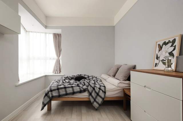 77平北欧风二居室,暖灰色搭配大地色原木地板,温馨十足