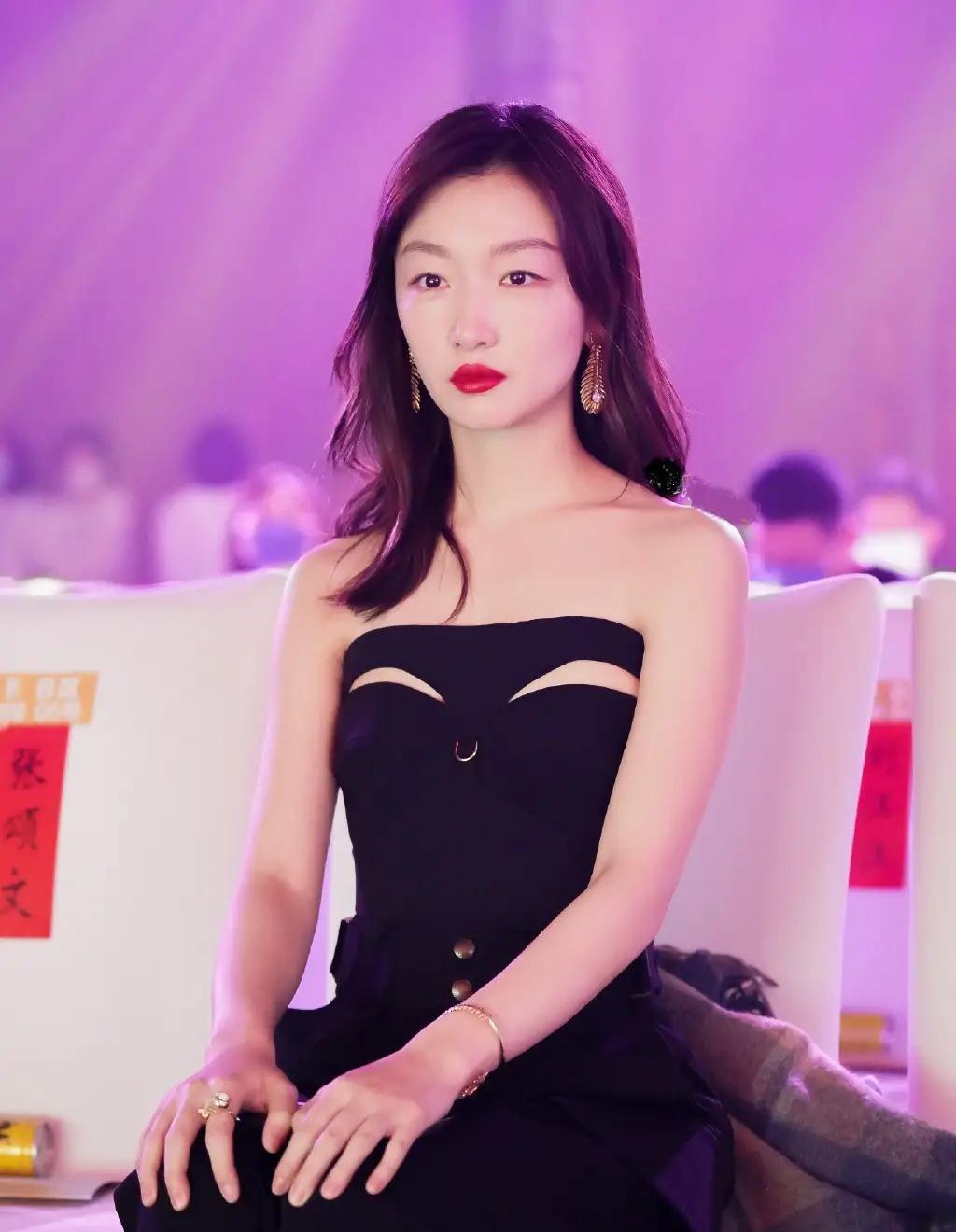 金鸡奖|金鸡奖开幕,吴京忘词看小抄,周冬雨点亮金鸡,张小斐担任主持人