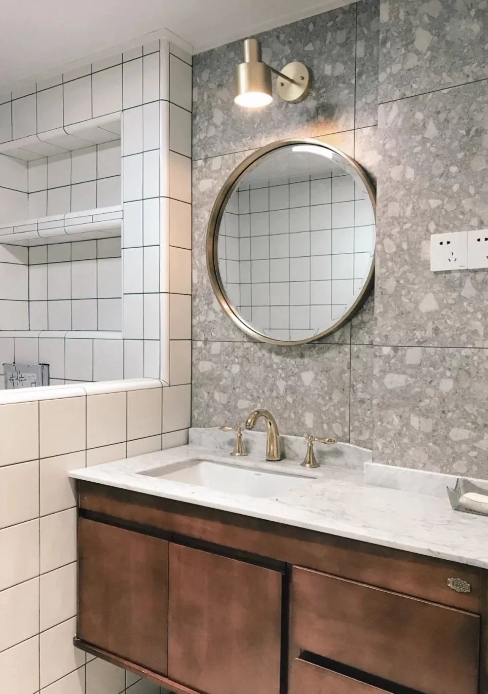 这才叫会过日子,卫生间砌半堵墙做干湿分离,比玻璃隔断实用多了