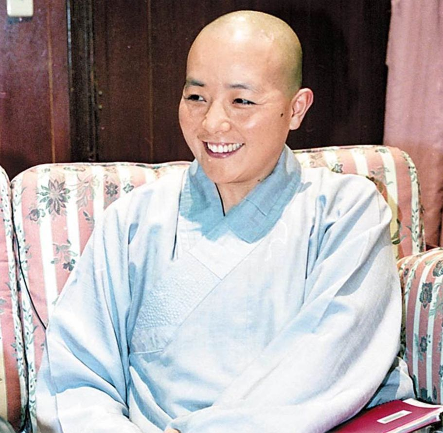 王祖贤|55岁王祖贤素颜现身海外寺庙,穿僧袍双手合十,身材发福仍优雅