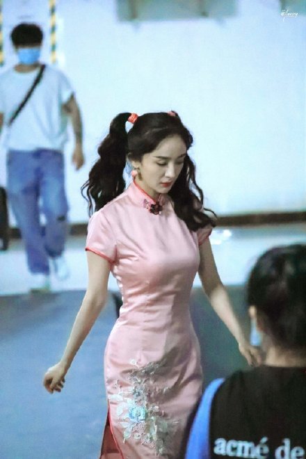 杨幂|杨幂变身民国美人,穿着一袭明艳动人的旗袍,袅袅婷婷曼妙而来。