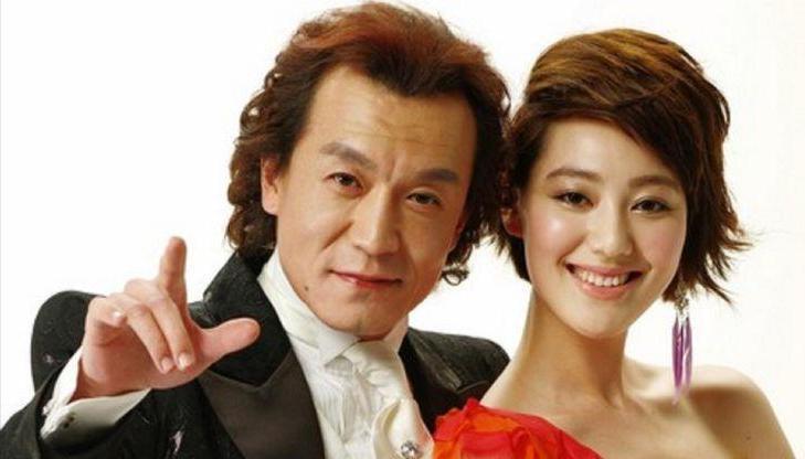 王冠|央视主持王冠:陷入桃色绯闻,搭档离世受影响,被家人催婚13年