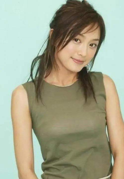 宋仲基|“中年美妇”秦岚:44岁恋上小10岁的魏大勋,用前途赌他不会变心