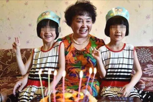 一路走好!盛海琳老公不幸去世,60岁生下双胞胎,用8年赚千万
