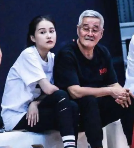 王小利|王小利妻子曝赵本山让女儿搞直播赚钱,却不让徒弟们做,有失公允