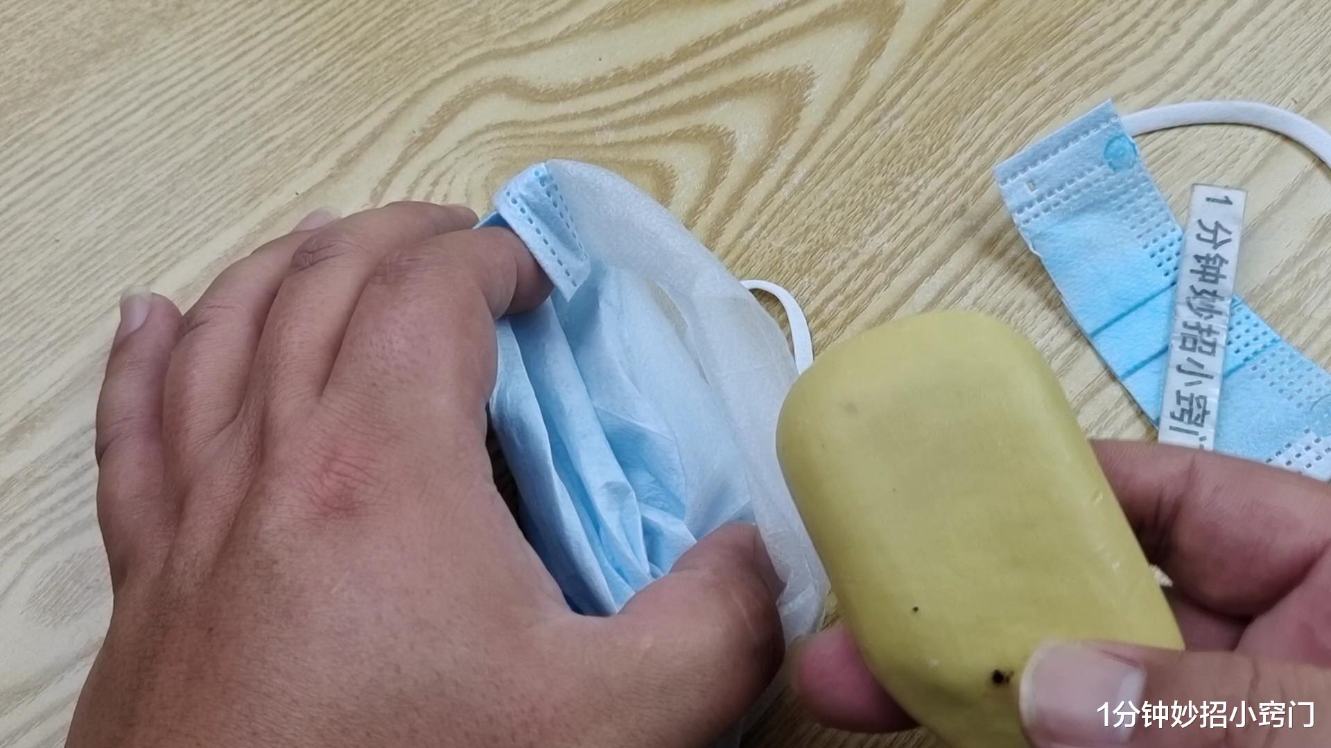 往马桶里放一个口罩,没想到这么厉害,太方便了,赶快回家学学