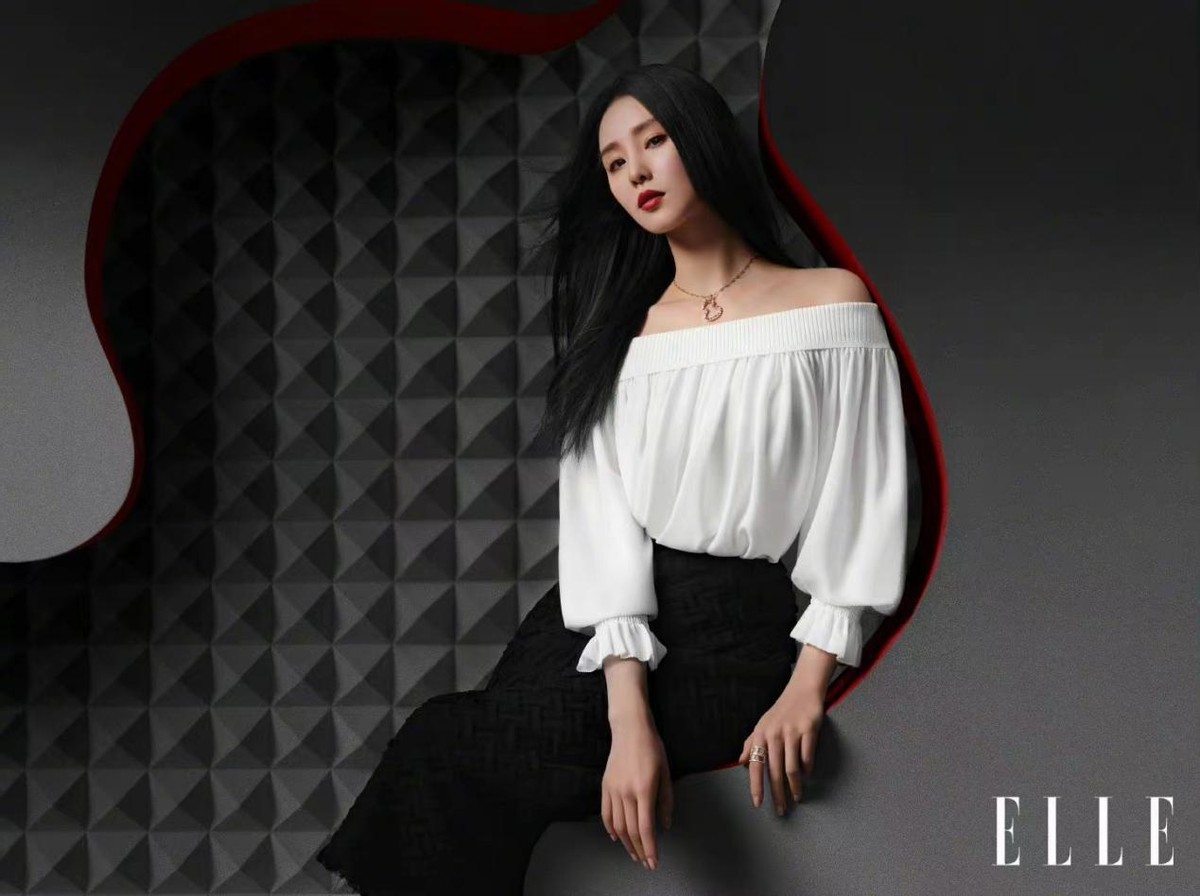 刘诗诗|刘诗诗拽起来的样子超惊艳！穿露肩上衣秀天鹅颈，大红唇造型封神