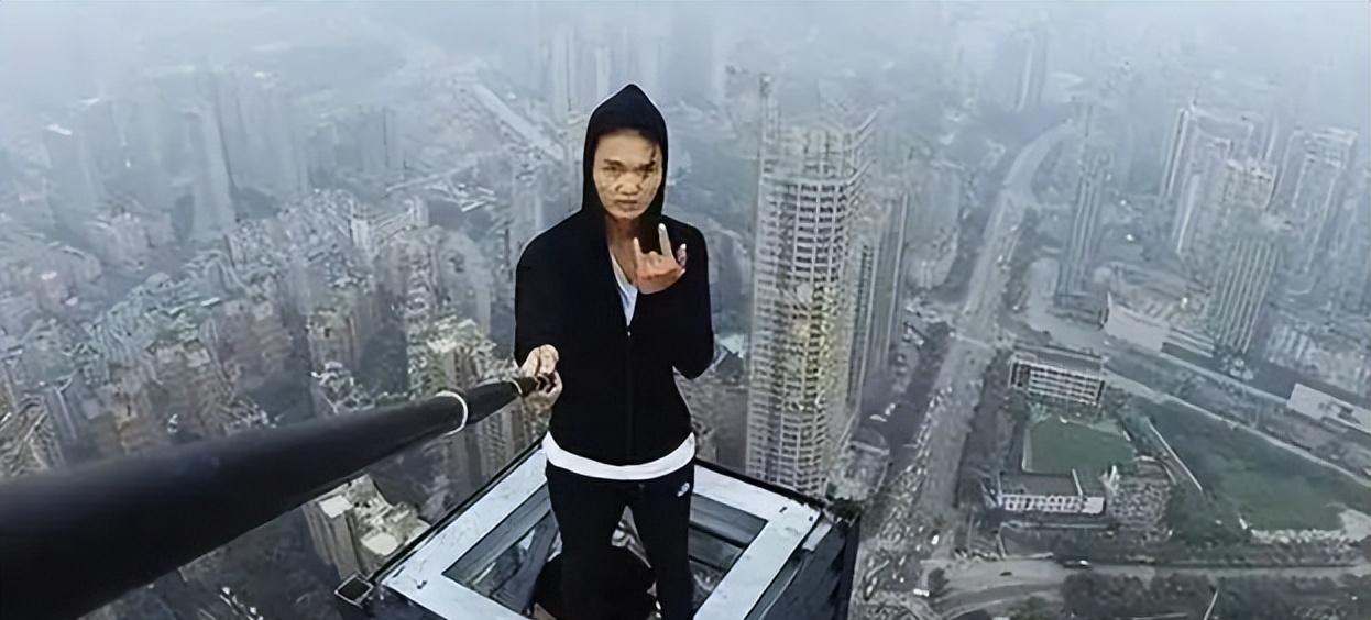 2017年,湖南小伙为赚钱给母亲治病,挑战高空拍摄,不幸坠楼身亡