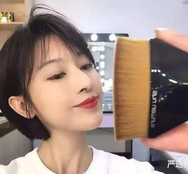 底妆 50岁王菲真老了,浓妆下皮肤松弛难掩老态,尴尬感“溢出屏幕”