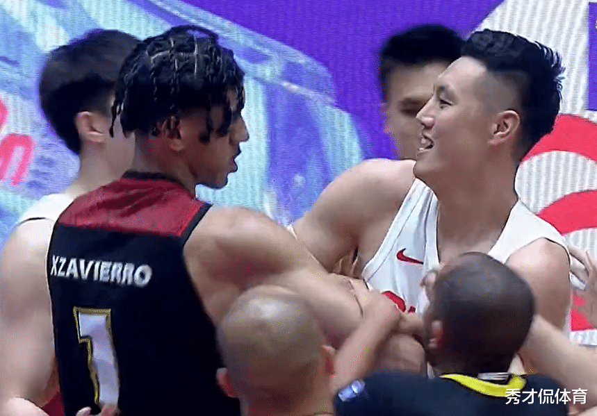 王哲林|中国5打8照样赢！裁判尽力了，有谁留意王哲林被罚下杜锋的表情？