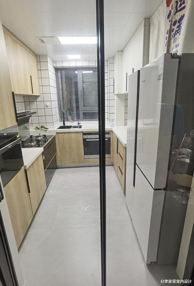 入住半年的新房,餐厅设卡座,沙发不靠墙很实用,看完全屋很治愈