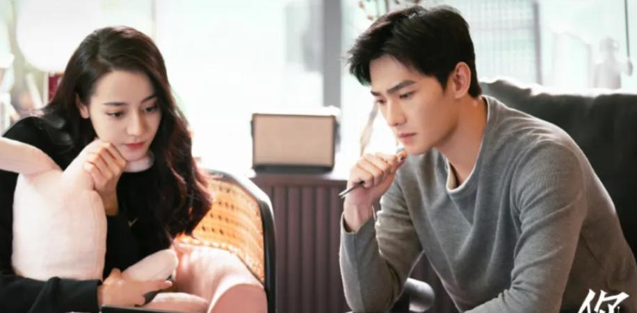 迪丽热巴|新恋情？热巴拍搞怪视频，拍屁股太魔性，穿杨洋同款衬衣引争议