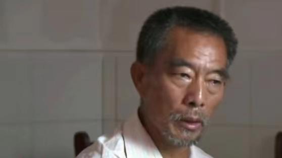 男子让重病母亲在家等死，用锄头拦救护车进村，找姐姐要医疗费