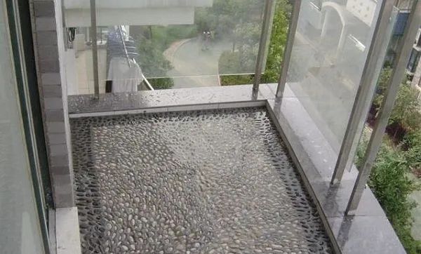 越来越多人阳台都不铺瓷砖了,有钱人都这种铺,效果好10倍!