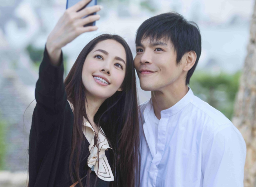 郭碧婷|向太炒作？传婚变后郭碧婷向佐合体，亲昵搂背，细节暴露疑是摆拍