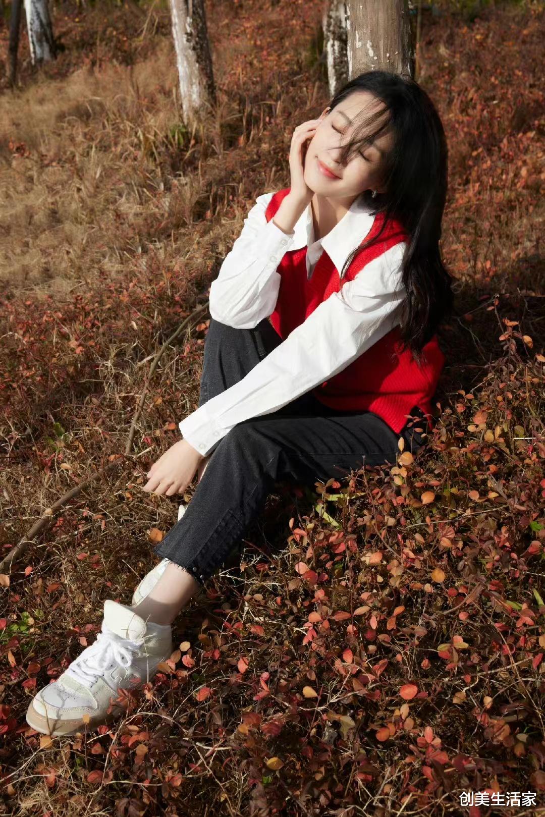 李沁|李沁穿红色刺绣小兔背心内搭白衬衫配牛仔裤,新年氛围拉满