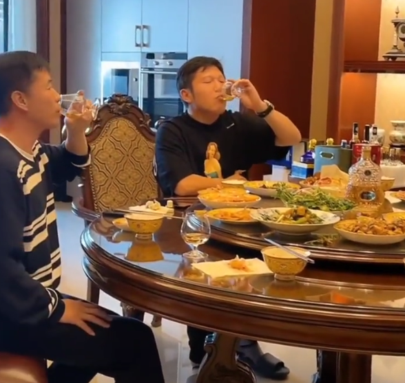 张佳宁|奢华!历小峰宴请王小宝和关小平,喝高档洋酒,家里摆满名贵瓷器