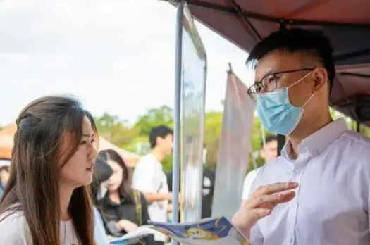 大学生|本地工厂月薪近万也招不到人？外企门口却排长队，求职者道出真相