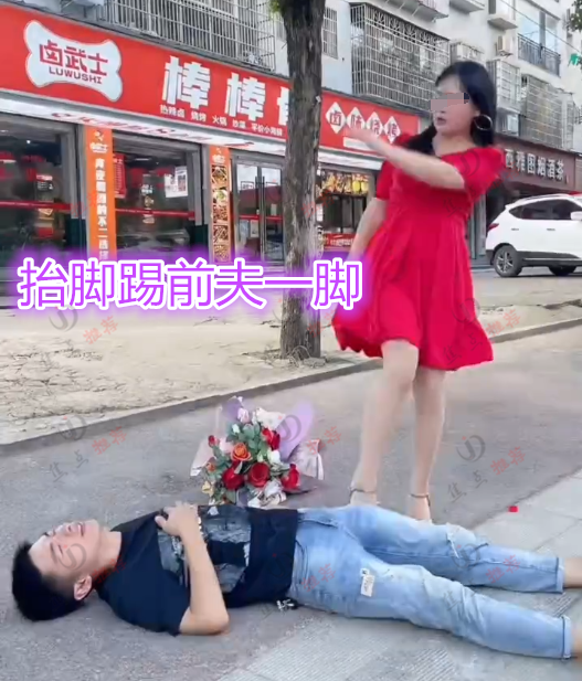 前妻和女友争吵,男子劝架晕倒,女友拿钱包走人,前妻踢前夫1脚