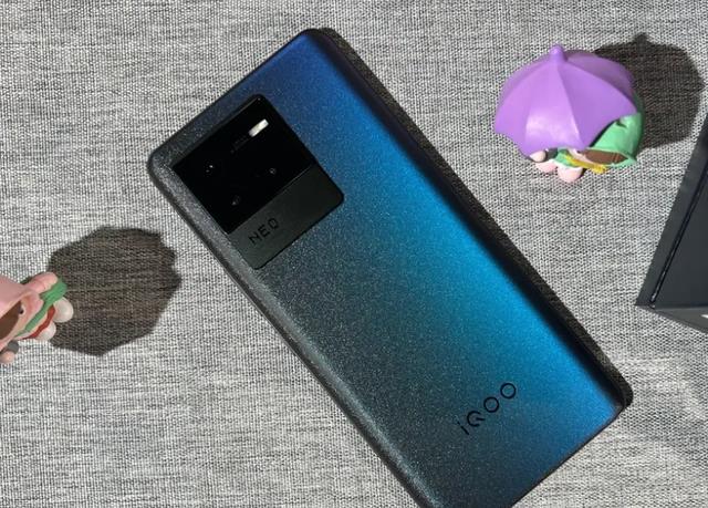 电池|骁龙8+独显，4700mAh电池+80W快充，2799花得很值