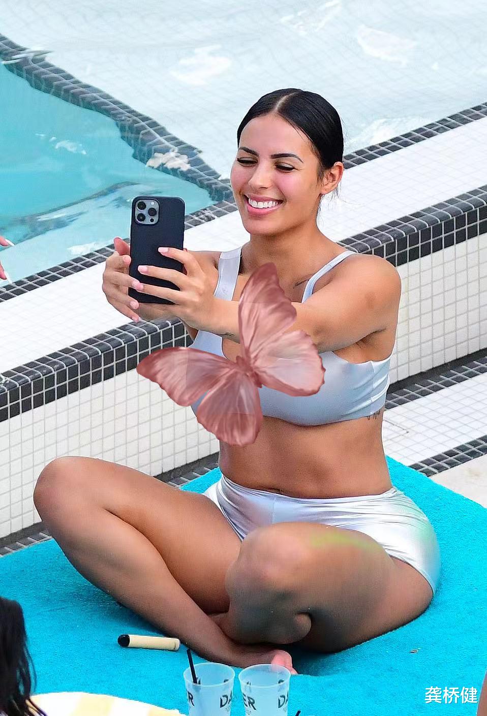 金·卡戴珊|金卡戴珊水中泳装大片省布料!撞衫坎爷24岁的现任,一身银色性感