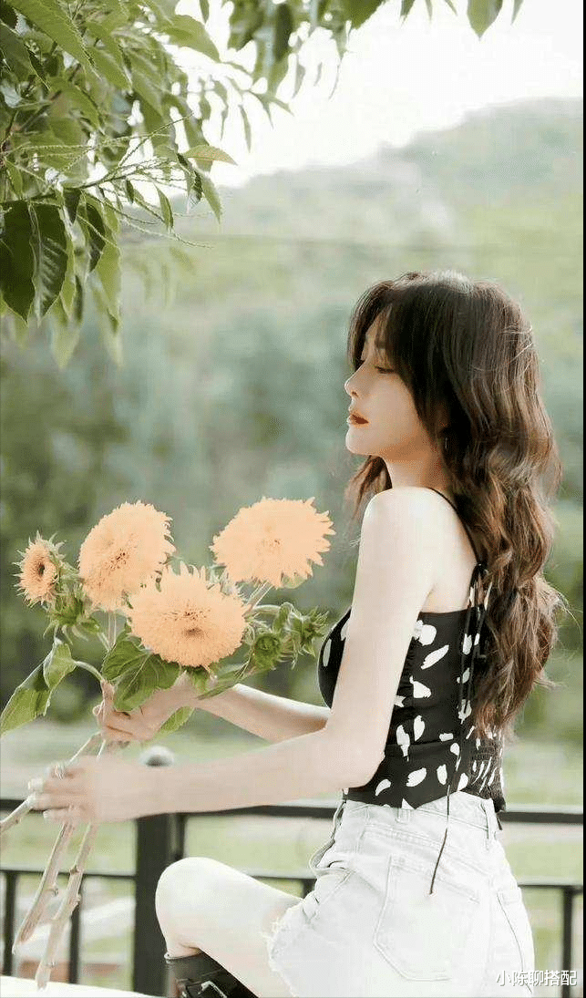 秦岚|秦岚是被冻龄了吗？衣不选花，巧妙混搭，谁能看出她已经43岁