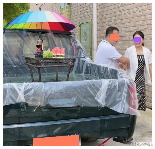 一男子叫妻子一起泡澡被拒,当男子和孩子泡澡时,让她在一旁伺候