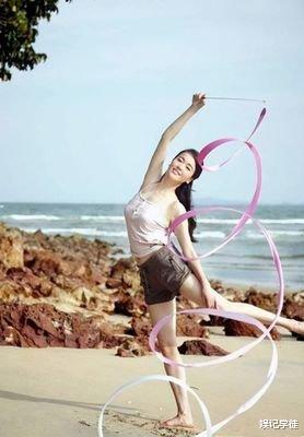 左小青|44岁左小青豪宅内做瑜伽，身体柔韧性不输当年，轻松做出一字马