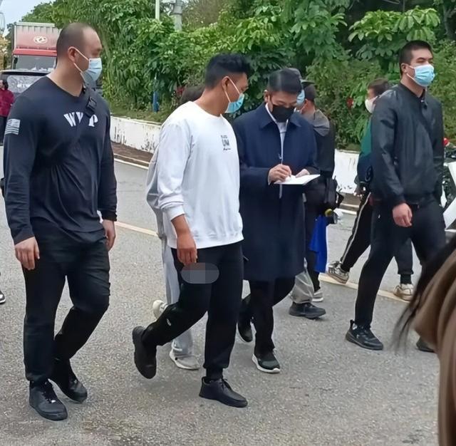 刘德华|刘德华为新剧下乡村取景，绅士地挥手同村民打招呼，举止淡定从容